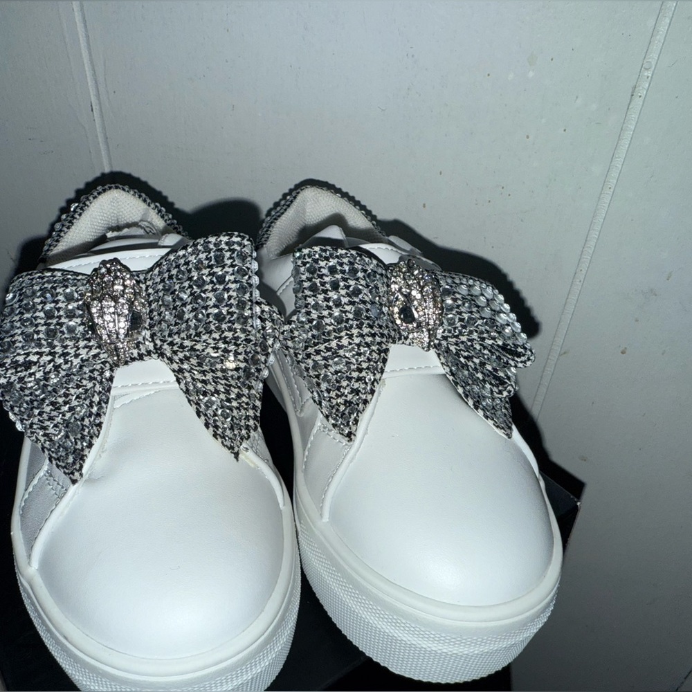 Kurt Geiger White Kids Shoes with Black Bow - Picture 2 of 3